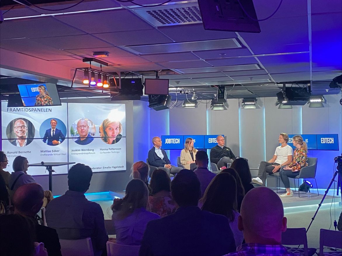 Emelie Fågelstedt moderating the Framtidspanelen panel discussion at JobTech vs EdTech in Stockholm in May 2023